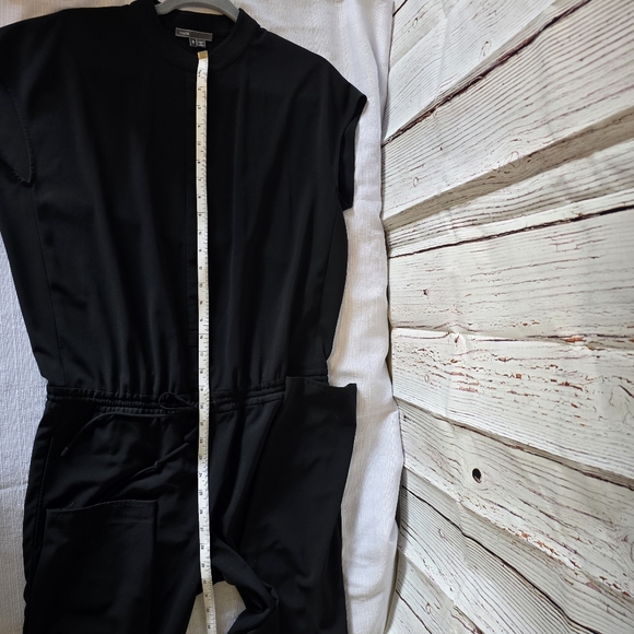 Vince Shortsleeve Black Jumpsuit Romper Size 8 Career Evening Mobwife Travel - Picture 6 of 12